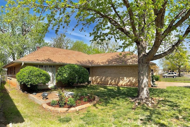 view of front of property with a front yard