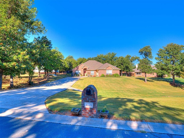 view of front of home featuring a front yard