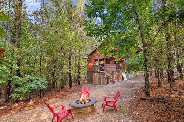 view of yard featuring a fire pit