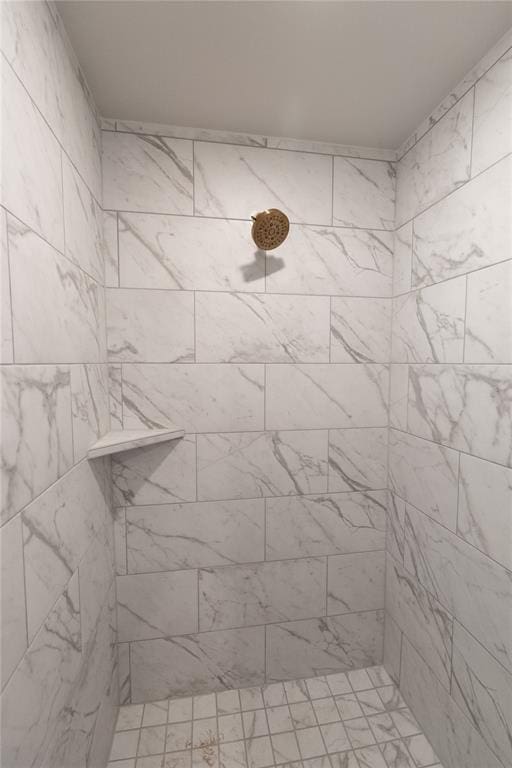 bathroom featuring tiled shower