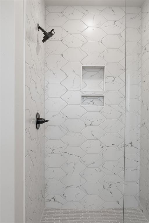 room details featuring tiled shower