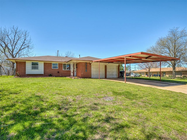 view of front of home with a carport and a front lawn