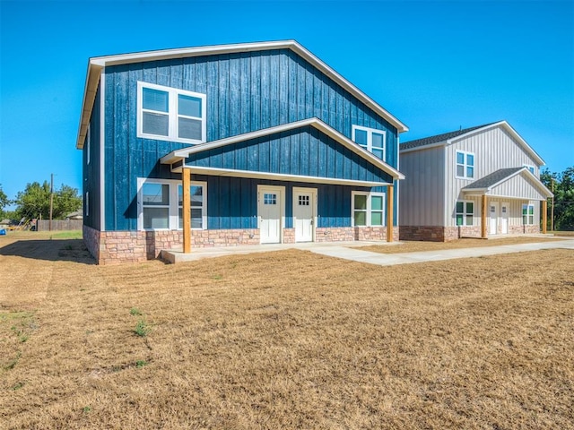 view of front of house featuring covered porch and a front lawn