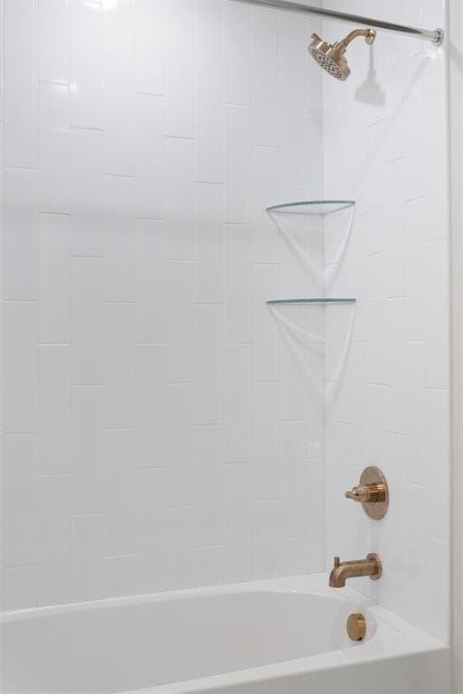 bathroom featuring tiled shower / bath