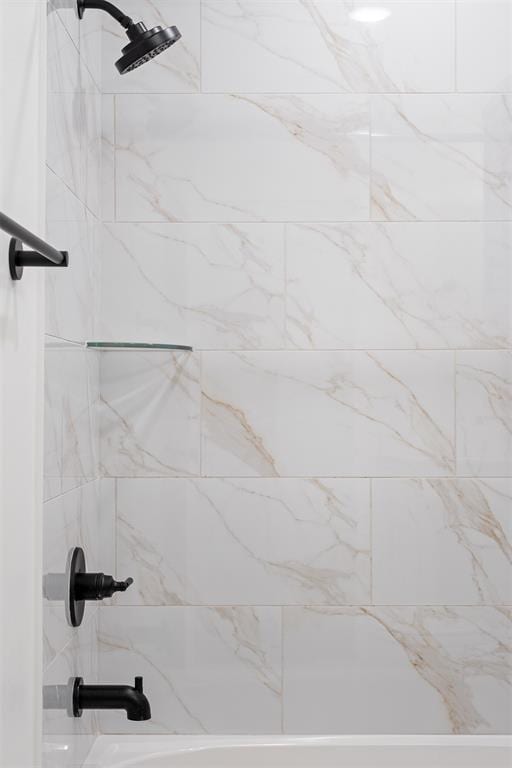 bathroom with tiled shower / bath