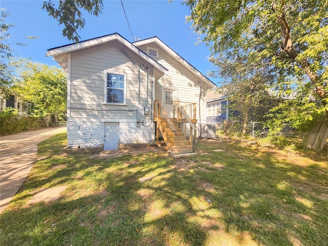 view of front of house featuring a front lawn