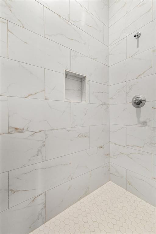 bathroom featuring tiled shower