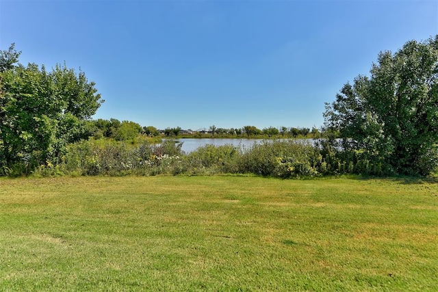 view of yard featuring a water view