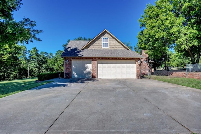 view of front of property featuring a front lawn