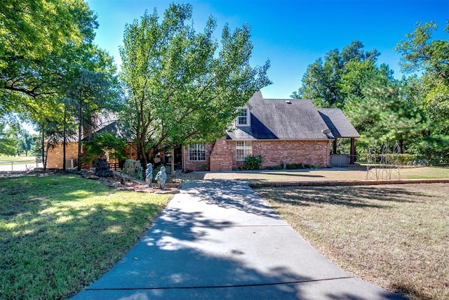 view of front of house featuring a front lawn