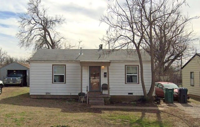 view of front of property featuring a front yard