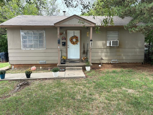 view of front of property featuring a front lawn