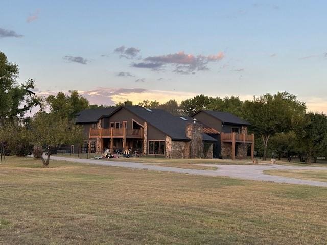 view of front of house featuring a yard