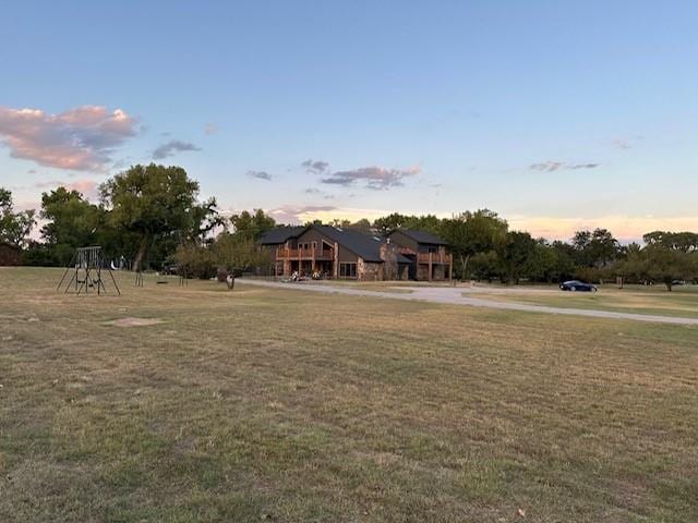 view of yard at dusk