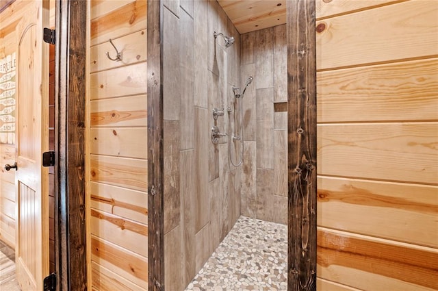 full bathroom featuring a tile shower