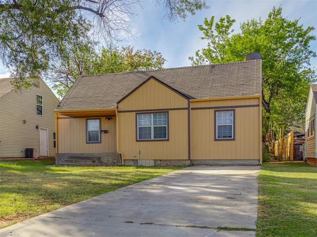 view of front of property featuring a front yard