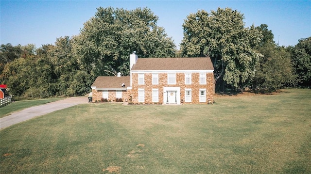 view of front of house featuring a front lawn