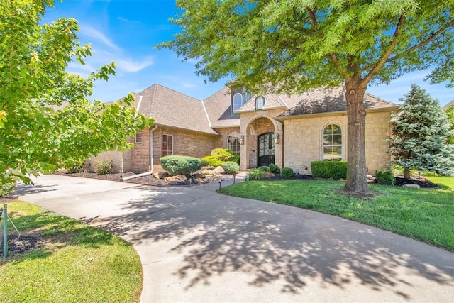 view of front facade with a front yard