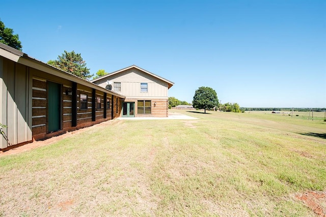 view of yard with a rural view