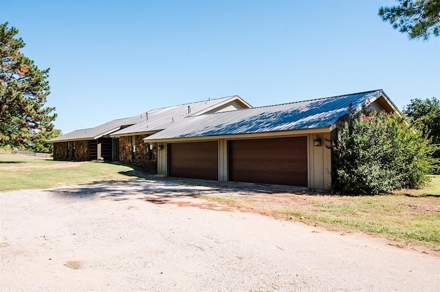 view of front of property with a front lawn