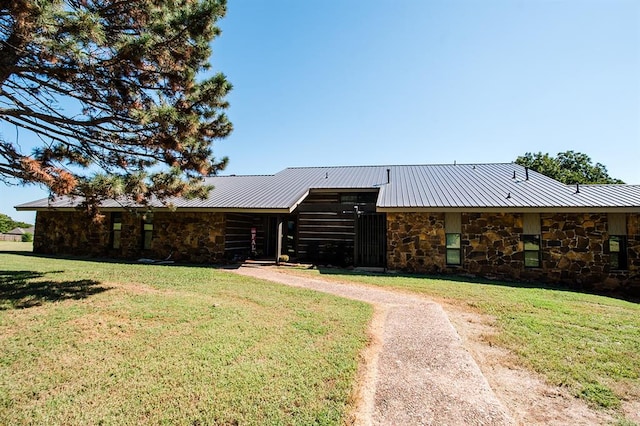 view of front of property featuring a front yard