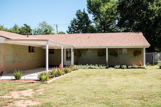 view of front of house featuring a front yard and a carport