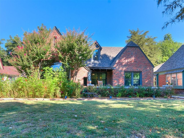 view of front of home with a front lawn