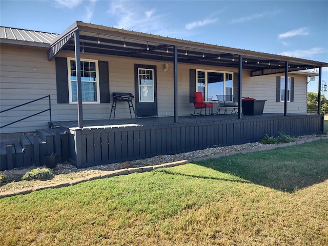 view of front of house featuring covered porch and a front yard