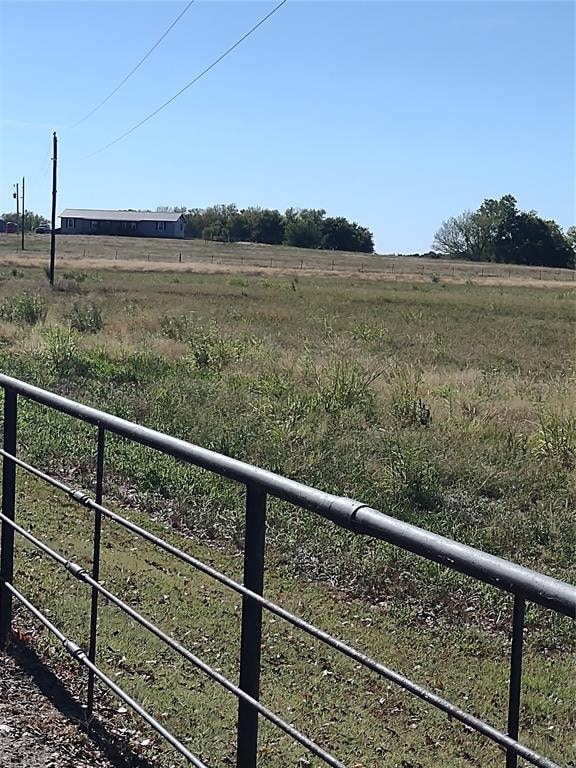 view of yard featuring a rural view