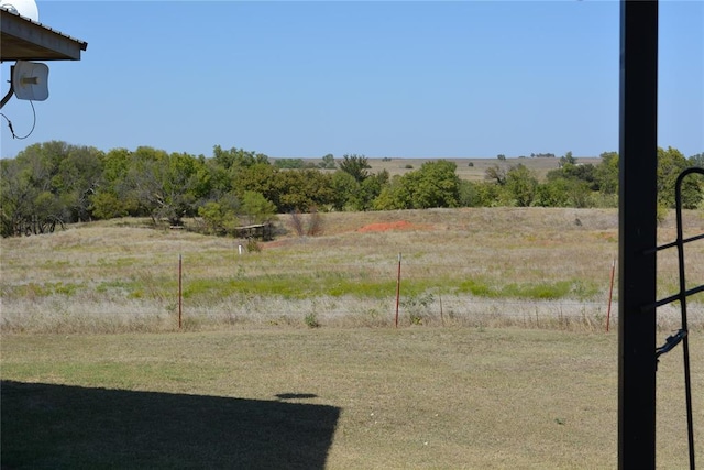 view of yard featuring a rural view