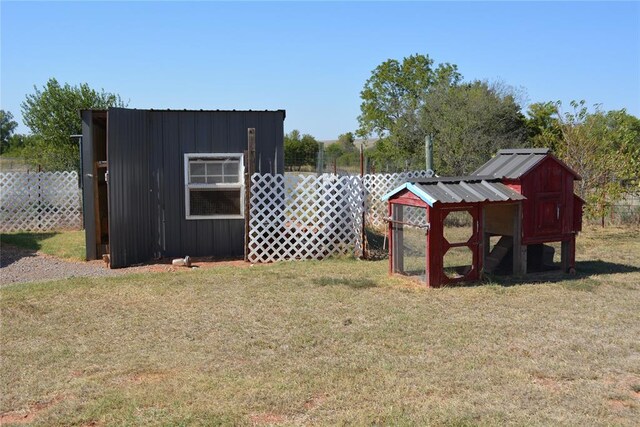 view of yard featuring an outdoor structure