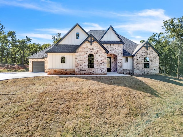 view of front facade featuring a front lawn and a garage