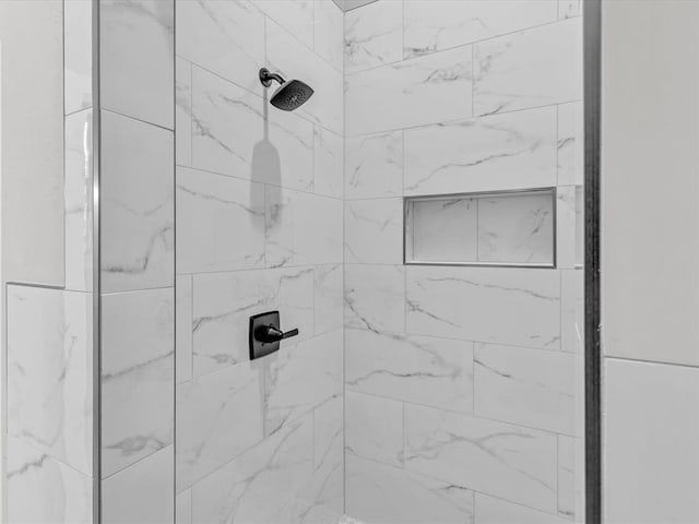 details featuring tiled shower