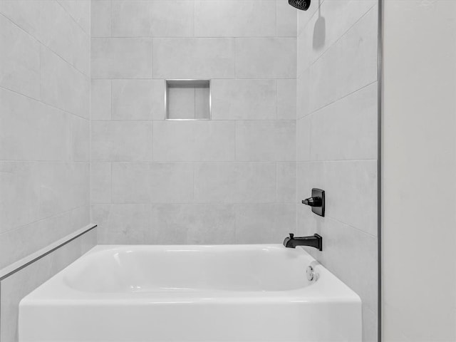 bathroom with tiled shower / bath combo