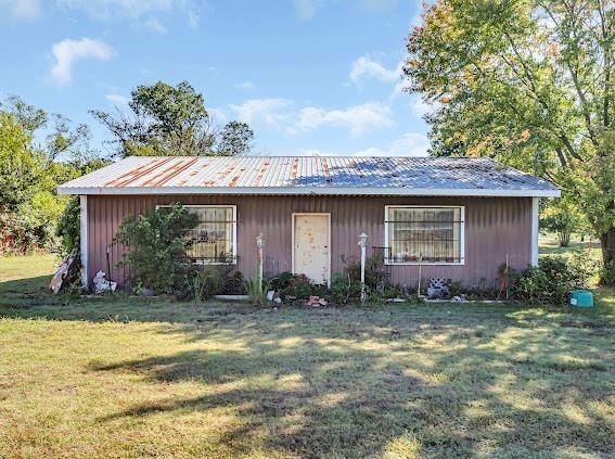 ranch-style home with a front yard