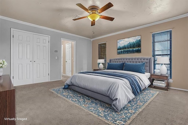 bedroom featuring ceiling fan, carpet floors, baseboards, ornamental molding, and a closet