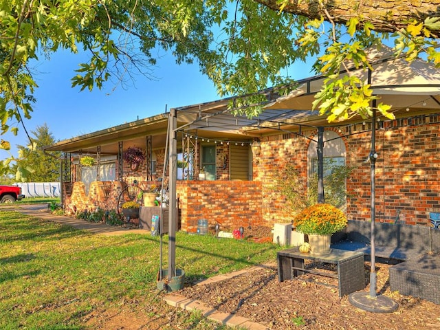 view of front of home with a front lawn