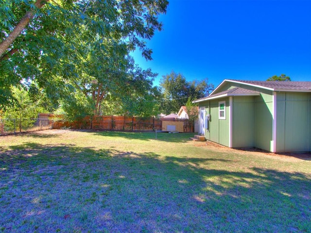 view of yard with an outdoor structure