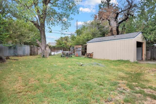 view of yard with an outdoor structure