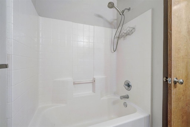 bathroom featuring tiled shower / bath