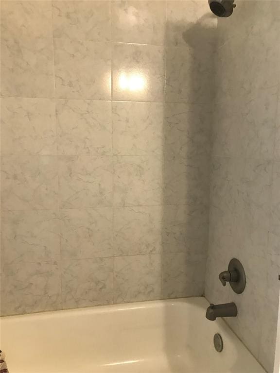 bathroom with tiled shower / bath combo