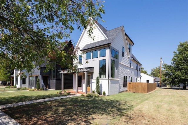 view of front of house featuring a front lawn