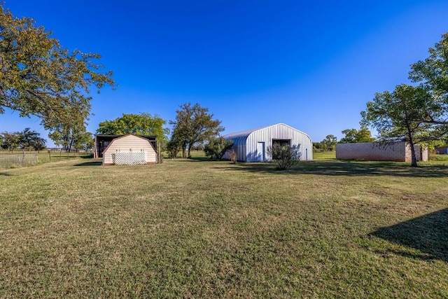 view of yard featuring an outdoor structure