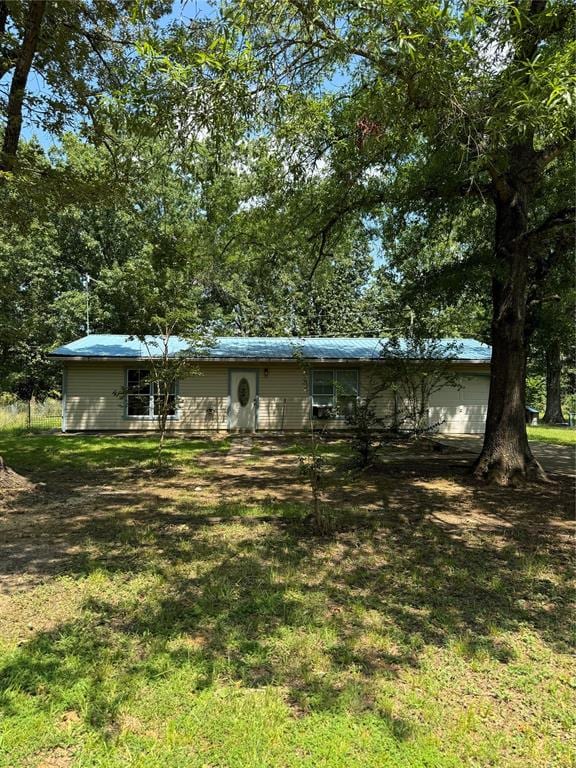 ranch-style home with a front yard