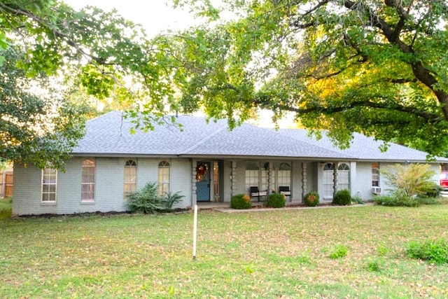 single story home featuring a front yard