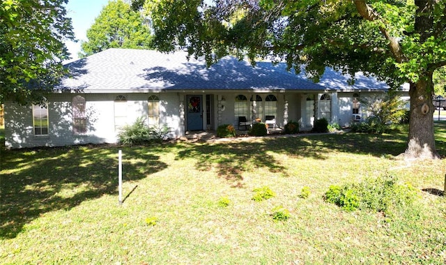 single story home with a front yard