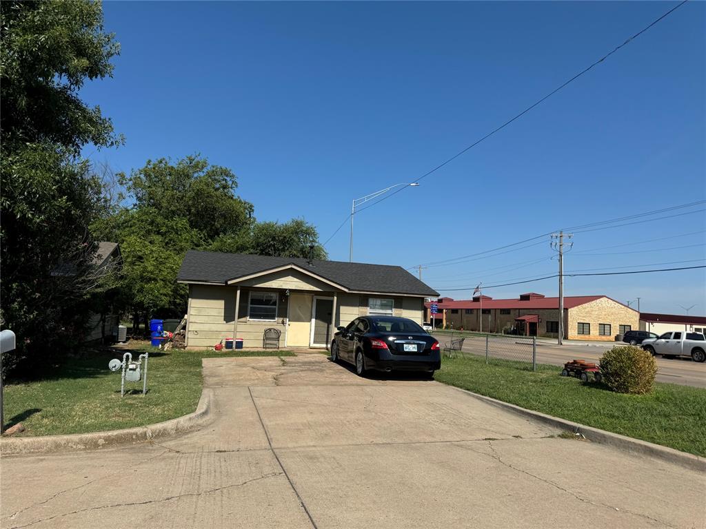 view of front of house with a front lawn