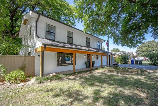 view of front facade featuring a garage and a front lawn