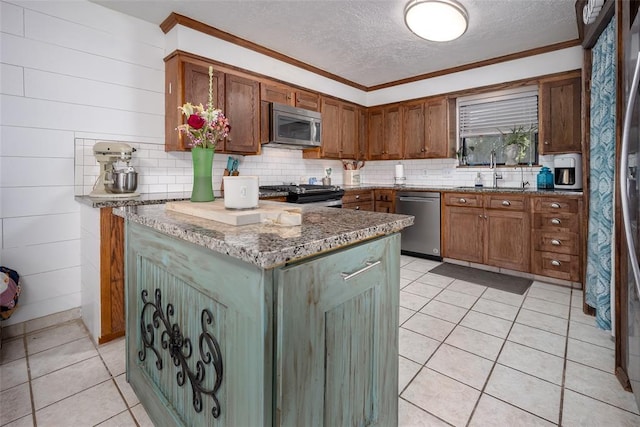 kitchen featuring sink, stainless steel appliances, a textured ceiling, decorative backsplash, and light tile patterned flooring