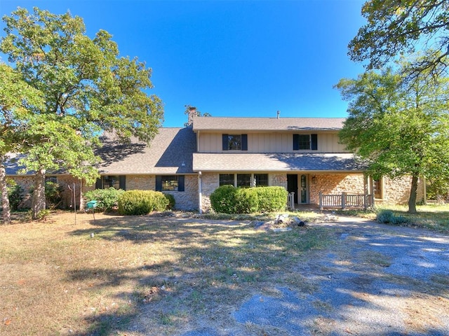 view of front facade featuring a front yard